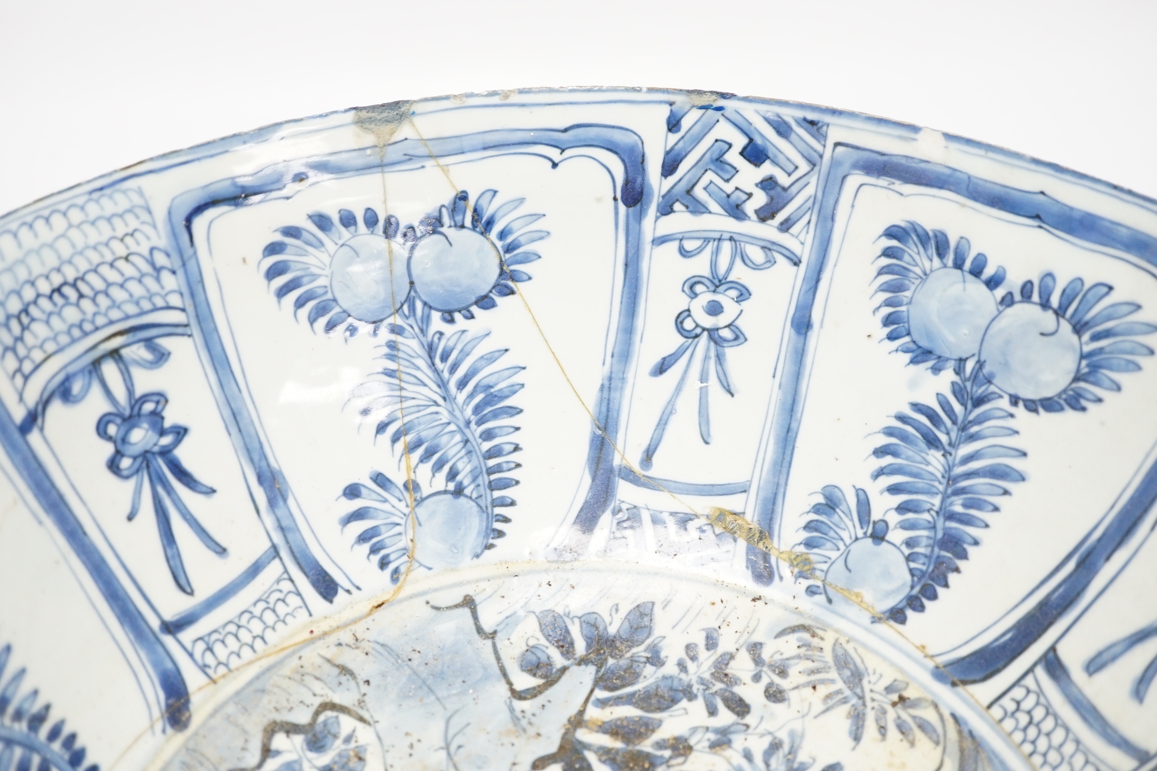 A large Chinese Kraak blue and white bowl, early 17th century, 34.5cm diameter (a.f.)